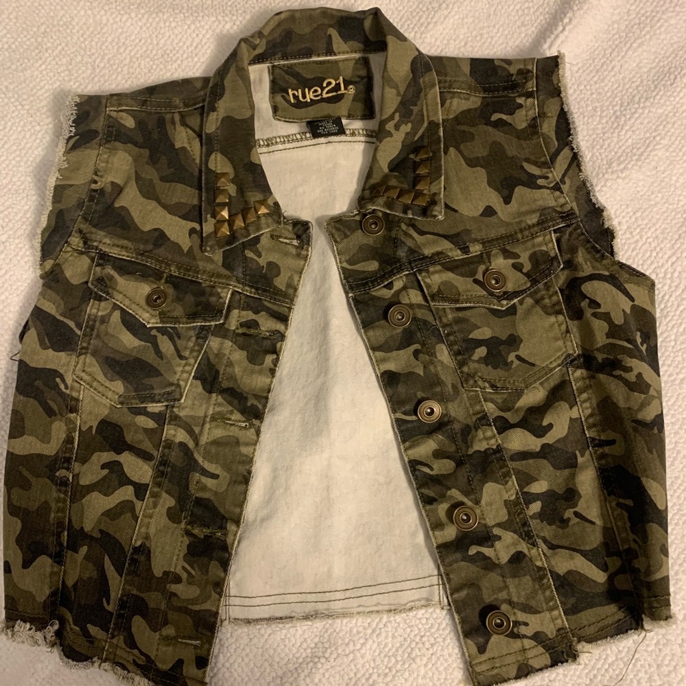 Cropped jean camo vest
